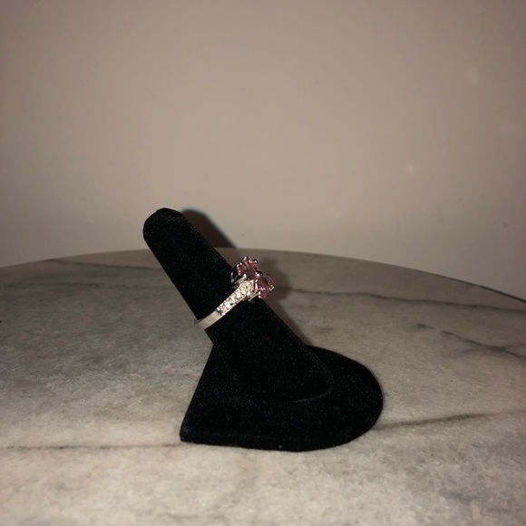 🌕 Pink flower shape accent on silver tone ring - Picture 2 of 6